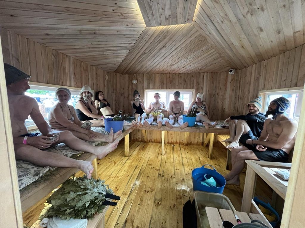 Сезон отдыха открыт! С 10 июня мы запускаем новую уютную площадку на дворовой территории БОК "Лазня", ул. Марьевская, 5, где продумано всё для вашего комфорта 🤩